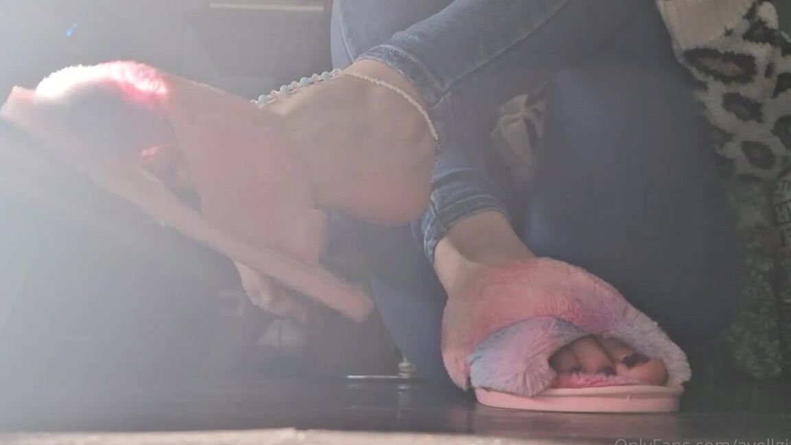 Ayellgirlfeet Nicknamed Ayellgirlfeet Onlyfans Retire Mes Chaussons Et Occupe Toi Bien De Mes Pieds Tout Doux Take Off My Slippers And Take Ca 1