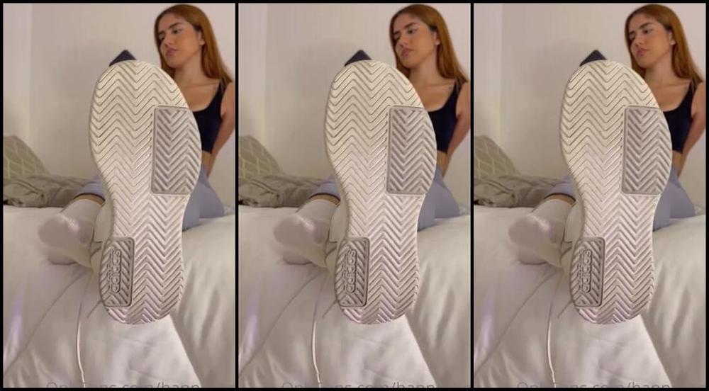 Hannah Robins Aka Hanna Hcri Onlyfans Ignoring You While I Take Off My Shoes And Socks Dah