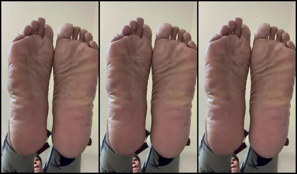 Vxxenn Onlyfans Stroke While You Re Under Mommy S Big Feet