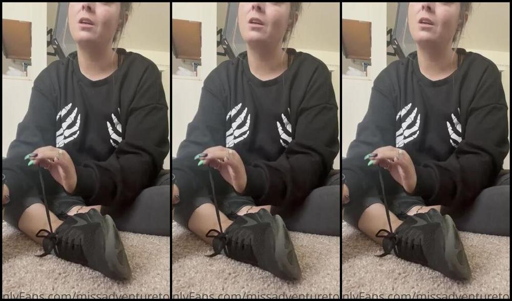 Adventuretoeskat Nicknamed Missadventuretoeskat Onlyfans I Couldn T Wait To Get These Stinky Shoes Off My Sweaty Gym Feet I Didn T Wear Socks This Morning