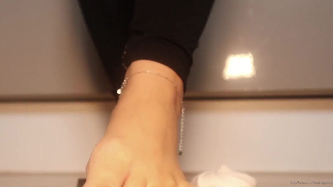 Footsiegalore Onlyfans Flip Flop And Barefoot Crushing 5