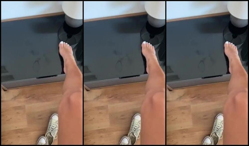 Emmysfeetandsocks Aka Emmyfeetandsocks Onlyfans Lil Sock Update After A Busy Day Seems Like They Re Ready To Get Cleanedp