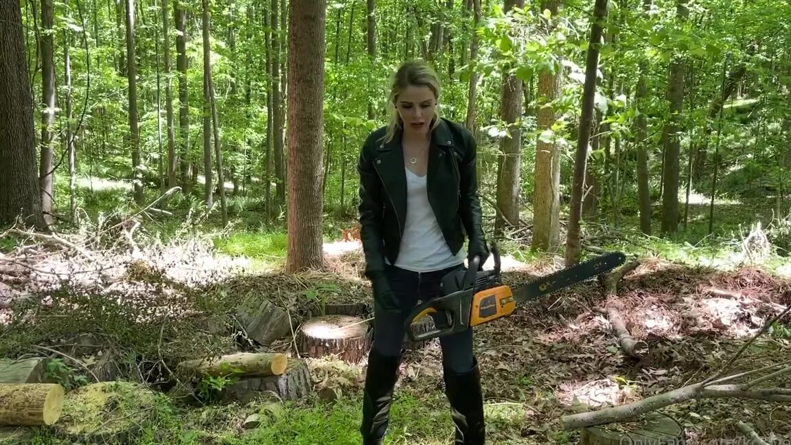 Kodyevans Onlyfans A Woman And A Chainsaw That S Something You Don T Mess With