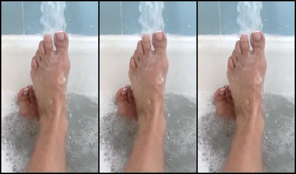 Miss Lexi Chase Nicknamed Lexichase Onlyfans Mmmm Are My Soapy Feet Teasing You During No Nut November Awww Too Bad 2 Premium