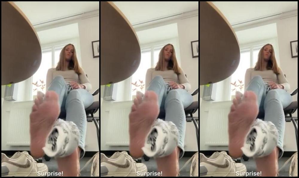 Indubiopronova Nicknamed Indubiopronova Onlyfans You Cant Help But Kneel Under My Desk Like A Good Boy And Wait For 3Yi