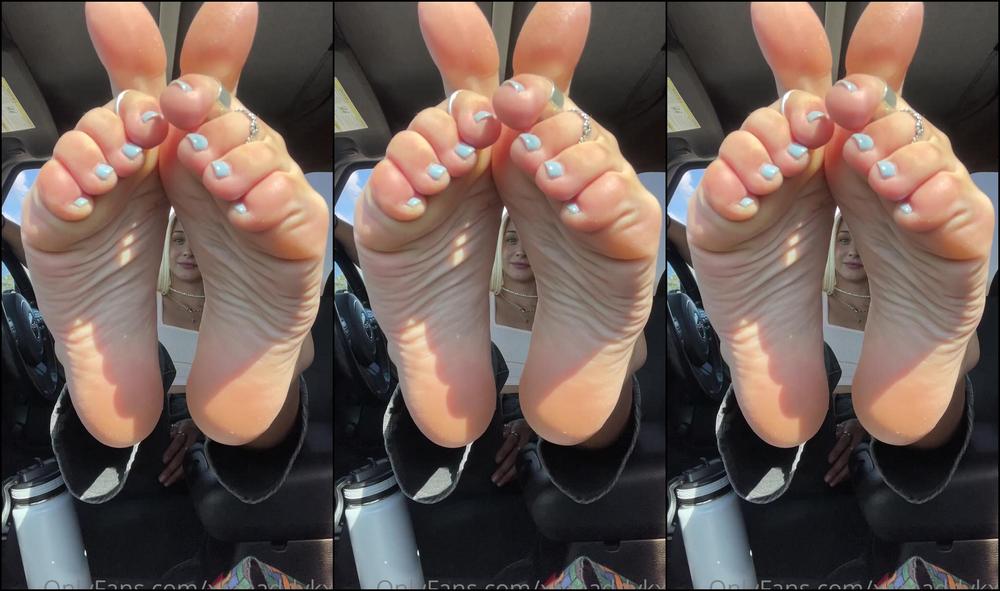 Xomaddykxo Found A Sweet Sunny Spot To Really Show Off These Arch Wrinkles Enjoy Babe