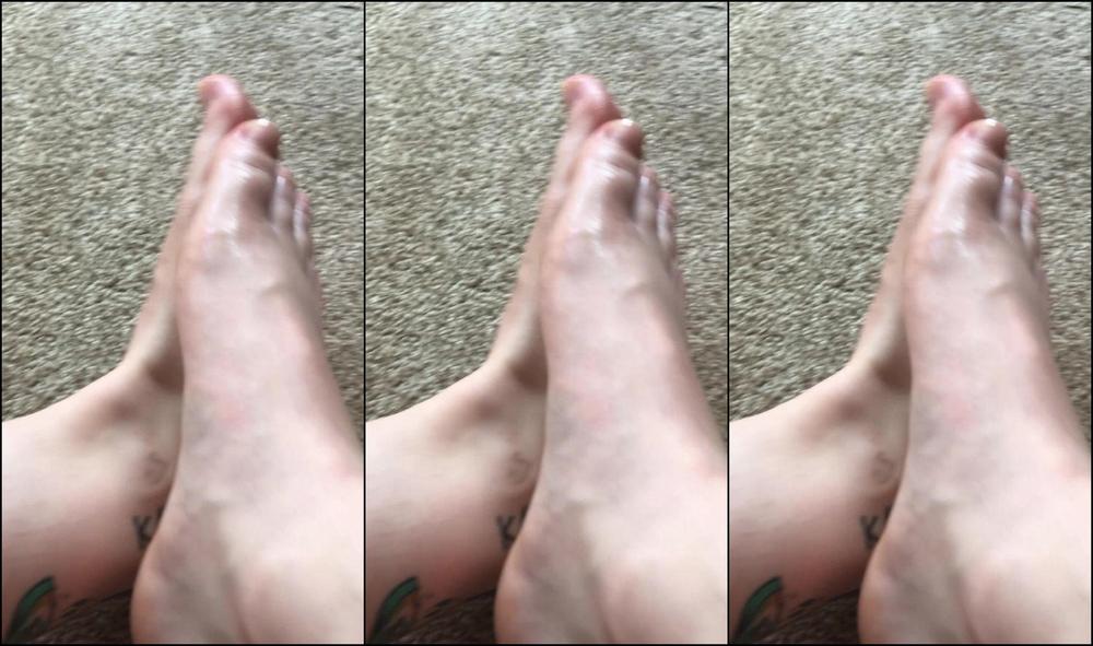 Lolaluxx Massaging My Cute Feet