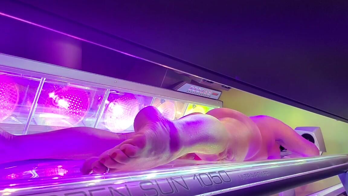 Wonderaeetwoman Nicknamed Wonderfeetwoman Onlyfans The Top Of The Tanning Bed Comes Down But There S Just Enough Space For You To See Me You Sit