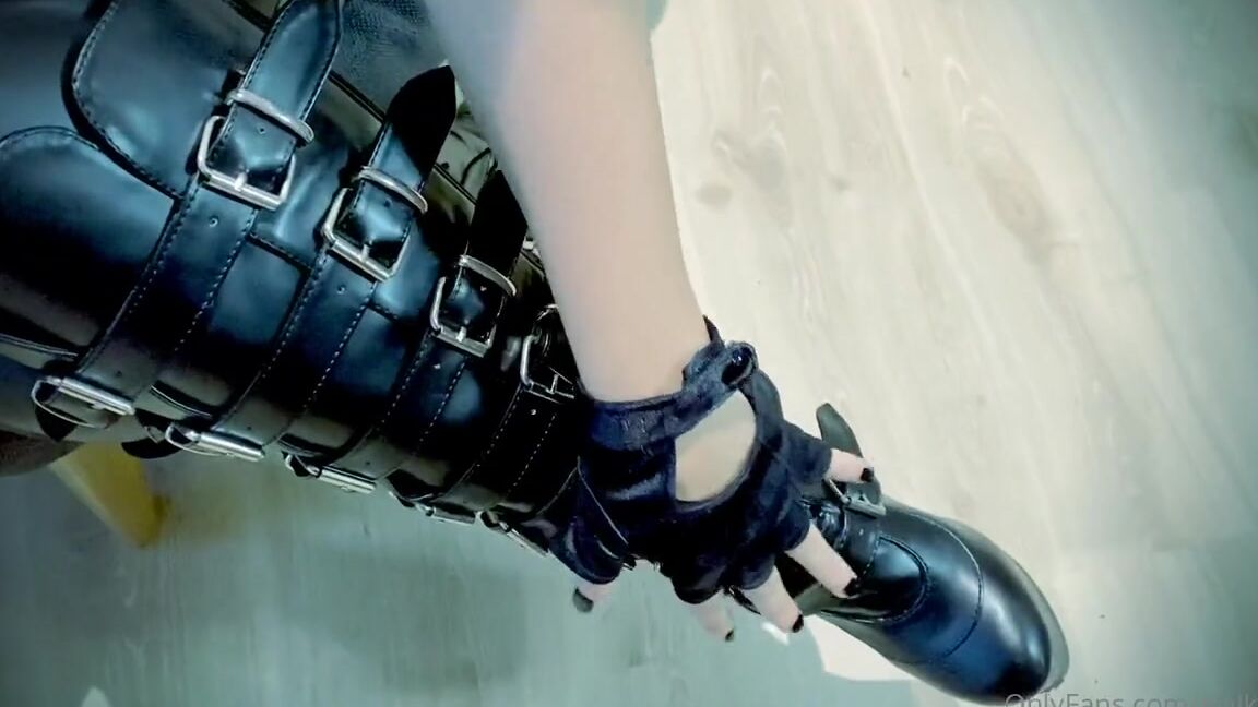 Evil Kitten Nicknamed Evilkitten Onlyfans Alguna Vez Te Has Imaginado Cmo Se Prepara Tu Ama Para La Sesin La Sensualidad Del Bdsm No Se Limi