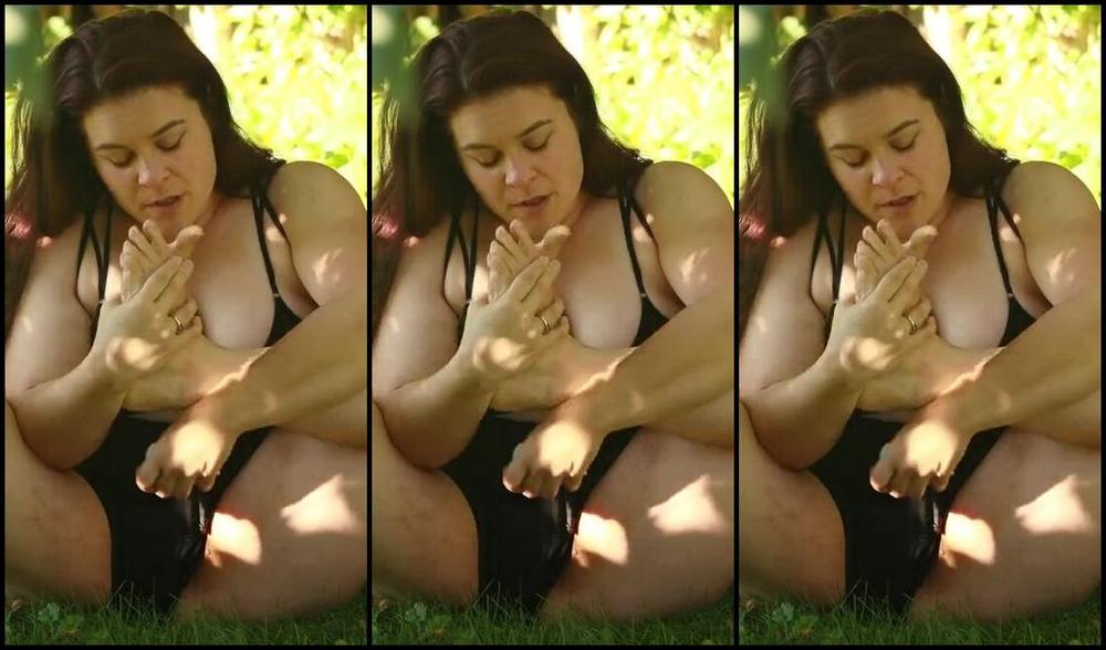 Barefootmel Nicknamed Barefootmel Onlyfans I Was Out For A Walk In The Country Bent Down To Tie My Shoe And Noticed An Odor Coming From My Fee