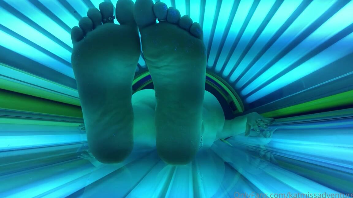 Adventuretoeskat Nicknamed Missadventuretoeskat Onlyfans Join Me In The Tanning Bed Which View Do You Prefer 1 Qkh