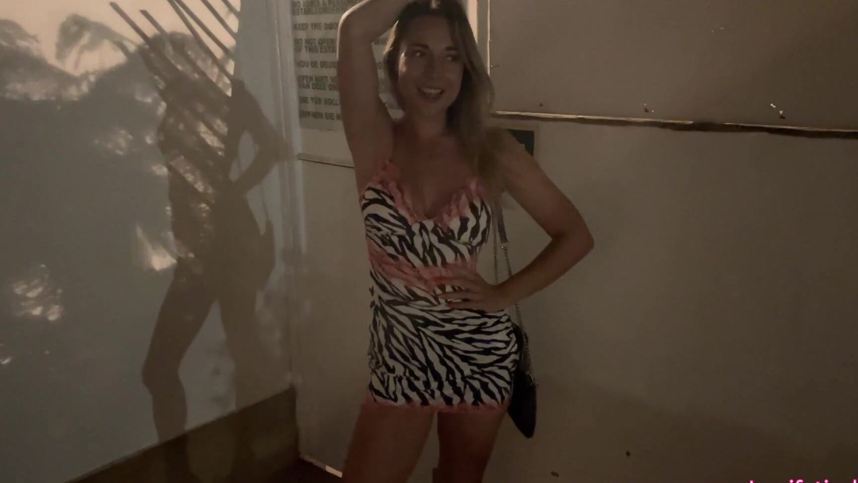 LeniFetisch Deutsches Camgirl Lenifetisch zieht Blank in der Urlaubsanlage Pornhub