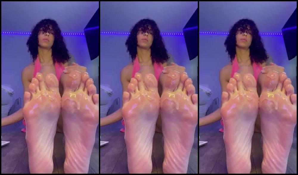 Bookiiie Nicknamed Lookmeupbookiiie Onlyfans Oily Feet Joi Video