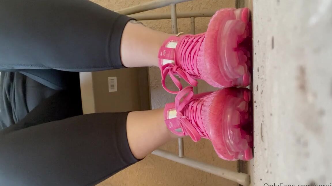 Servingbarefeet Aka Servingfet Onlyfans In Motion D8Y