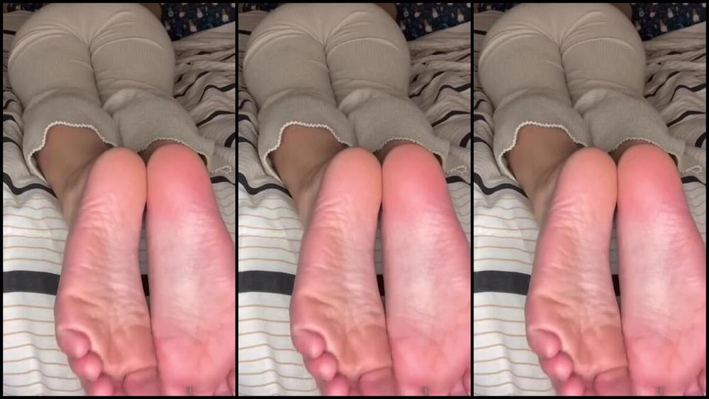 Goddessophelia Onlyfans Which Do You Want To Worship More My Fat Ass Or My Feet