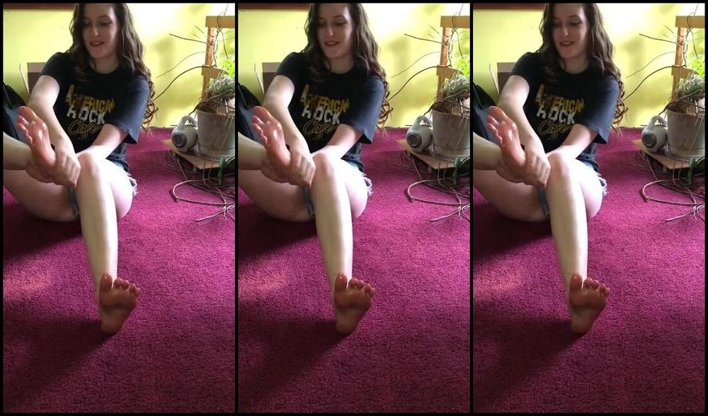 Delilah Nicknamed Footiesfeets Onlyfans Oiling Up Solessss And A Little Oily Legs