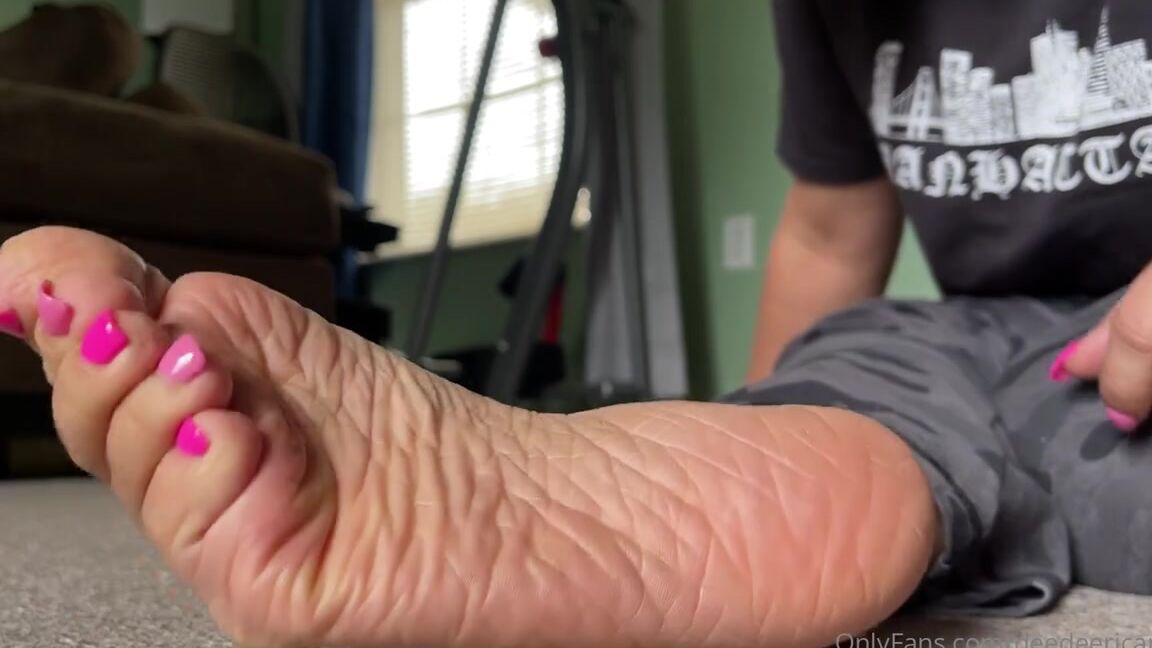 Deedeericanfeet Onlyfans As Requested Closeups Of My Wrinkly Soles In Wide Angle