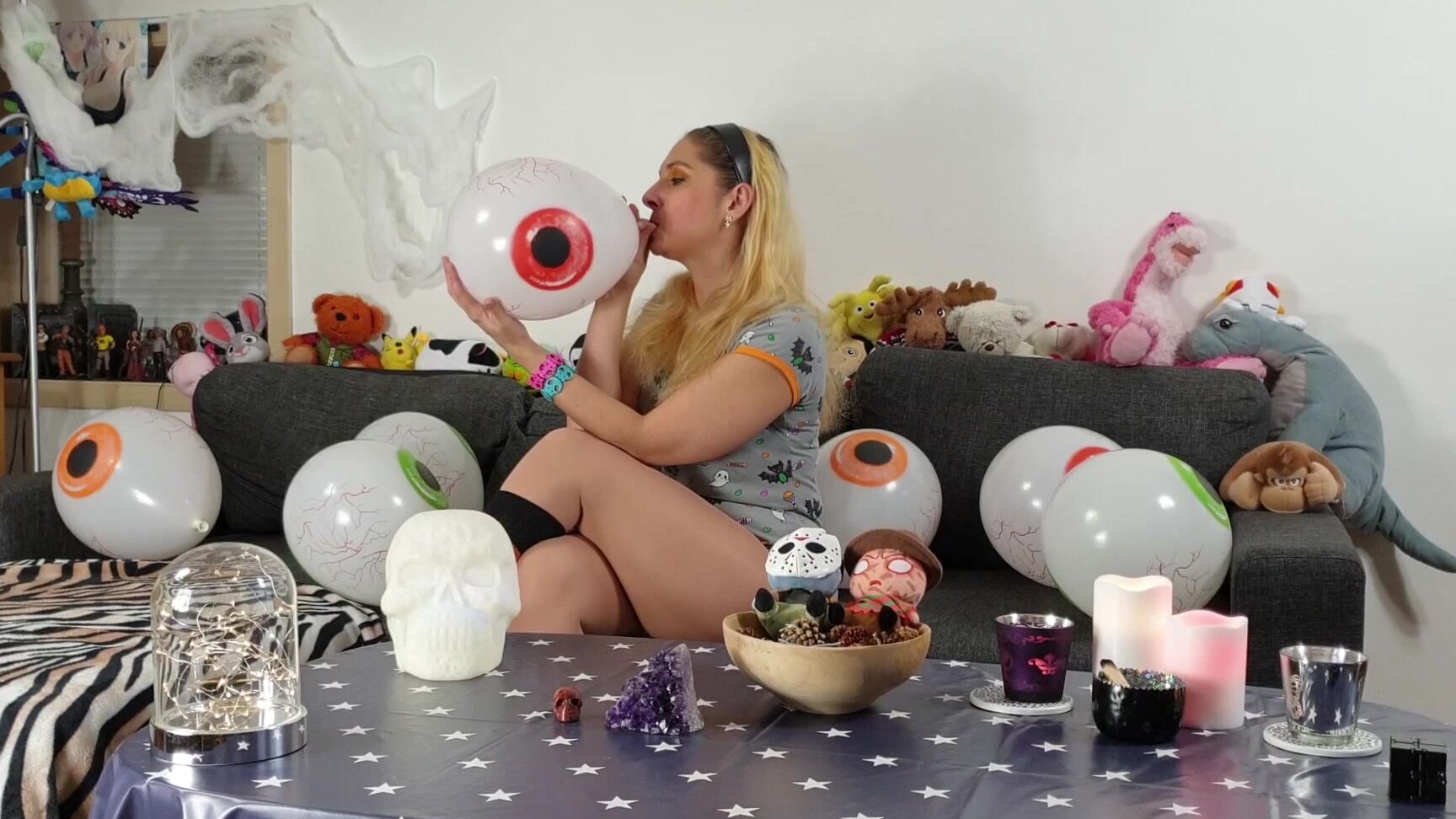 Sarah Michelle Halloween Balloons Full Video