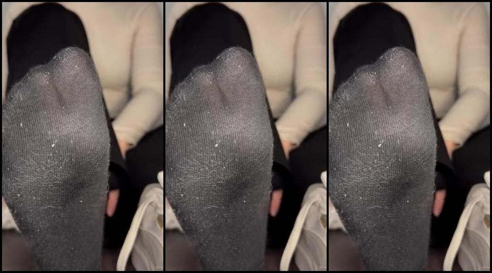 Sarina Jones Nicknamed Sarinajones 12 22 2024 Onlyfans Video Im Taking Off My Puma Sneaker To Reveal My Black Socks