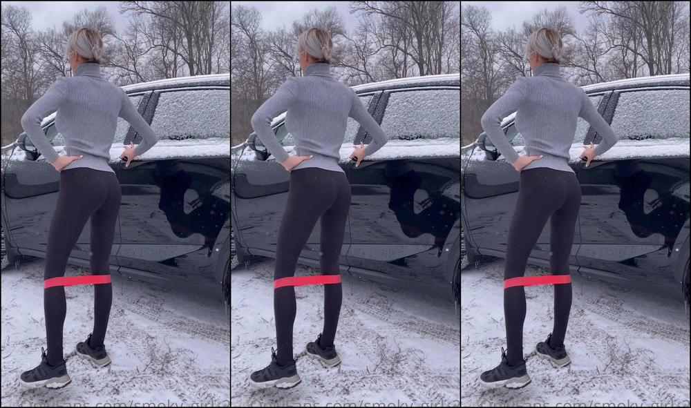 Smoky Girl Workout With Elastic