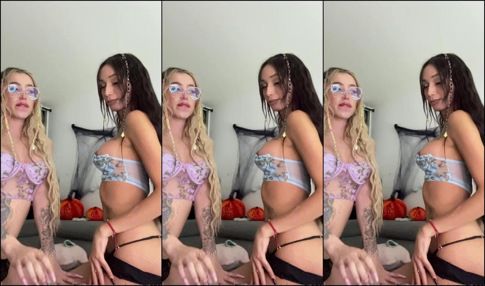 Veenus With My Blonde Friend We Play A Little And We Kiss