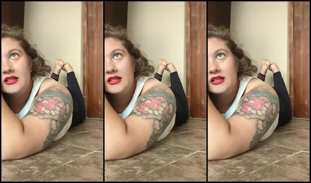 Amber Rae Nicknamed Amberrae969 08 05 2023 Onlyfans Video You Come Over For A Movie And Get Distracted