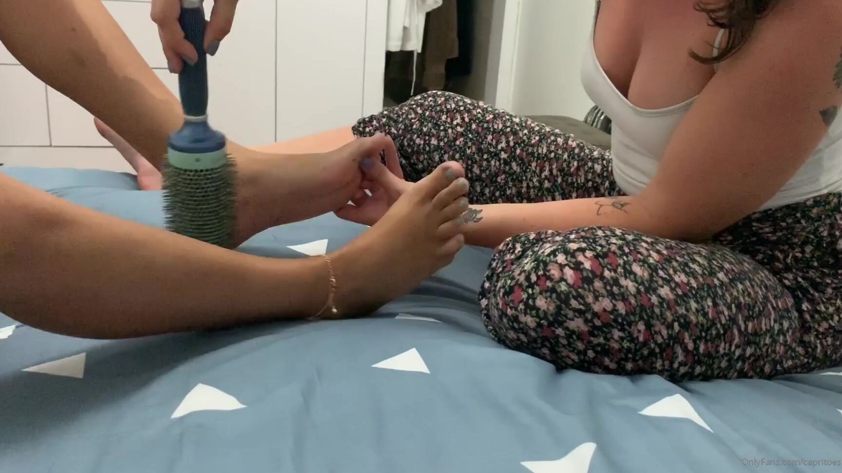 Capritoes Minute Girl On Girl Tickle Fight My Roommates Boyfri