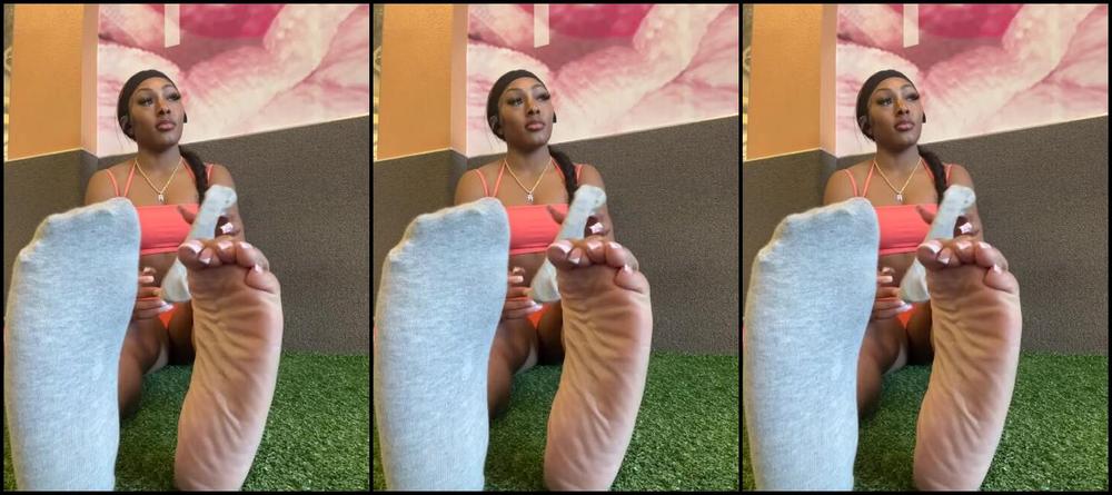 Solequeenri Onlyfans Sock Removal At The Gym Caught A Couple Gazesp