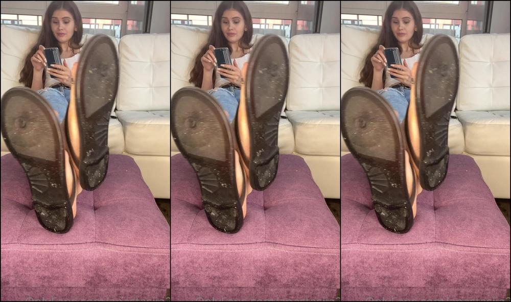 Queen Sexy Feet1 2115441047 05 21 2021 I Just Ignore You While You First Clean My Flip Flops And Then Lick My Feet