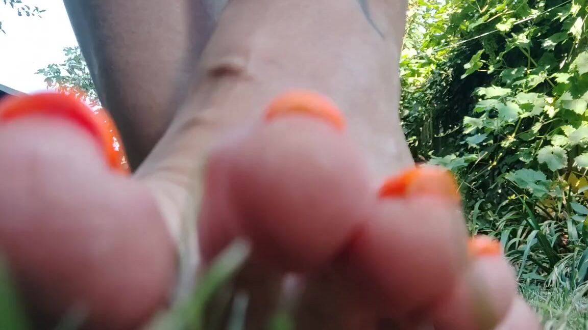 Miss Fair Trade Feet Nicknamed Fairtradefeet Onlyfans 12 20 2023 Walking Though The Garden And You As Little Tinny Thing You Are Just Therewatching Up
