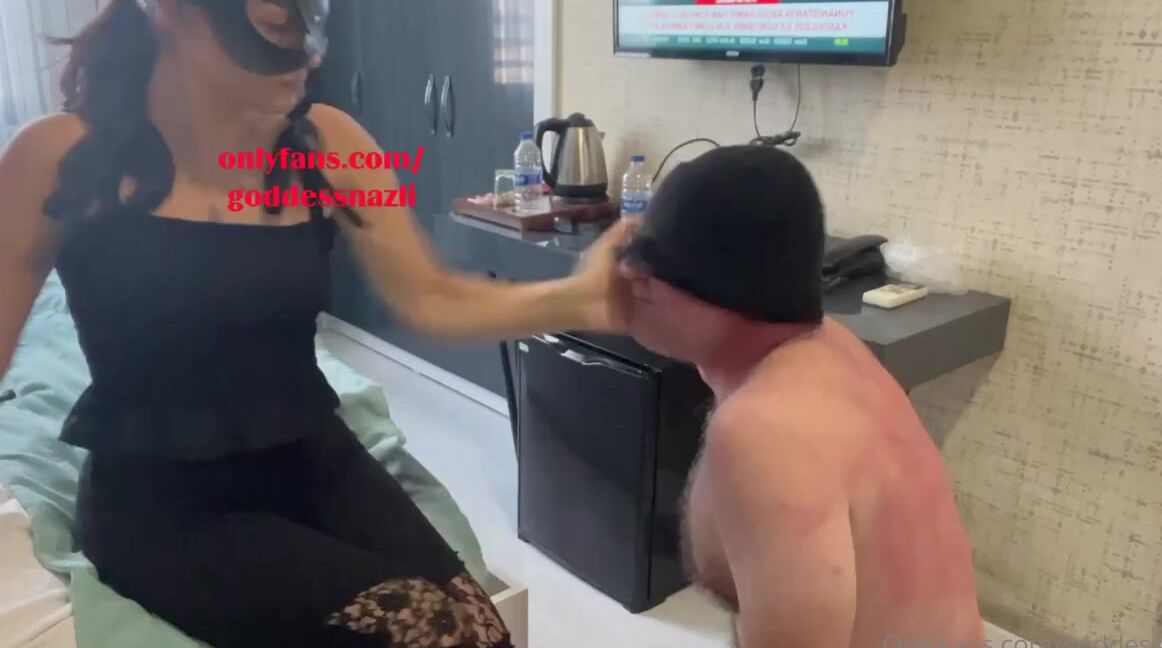 Onlyfans Model Goddess Nazli Aka Goddessnazli Klenin Srtndan Kamy Suratndan Tokad Eksik Etmem Daily Life Of A Slave Starts With My Slap