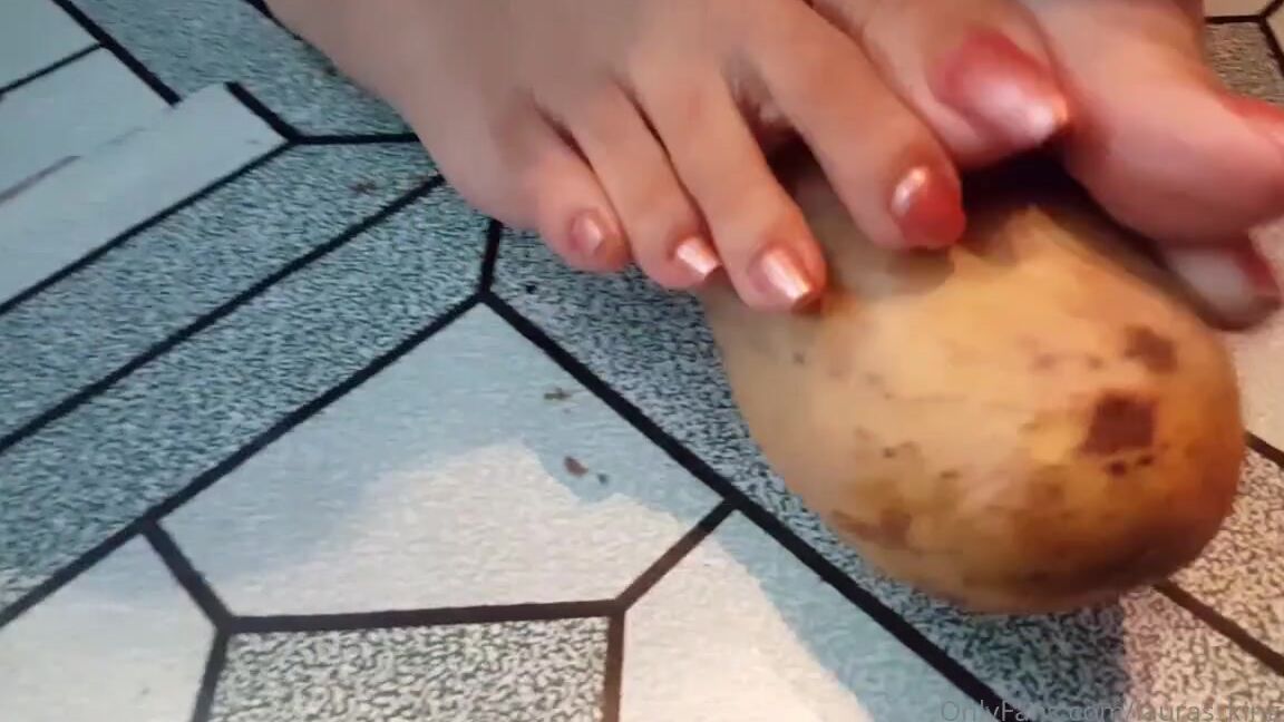 Lalalaura Nicknamed Lauras Kingdom 07 07 2020 Onlyfans Video Laalbibis Long Toenail Potato Scratch