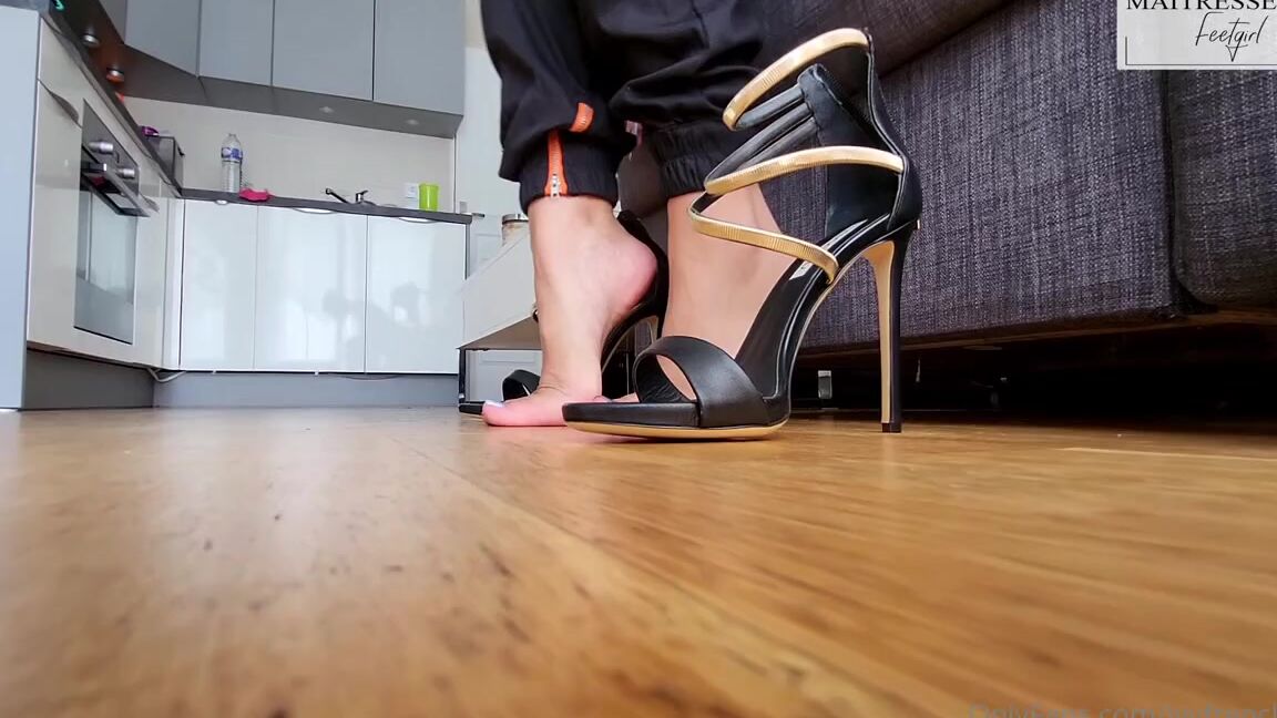Maitresse Ivy Nicknamed Maitresseivy Onlyfans Regarde Moi Enfiler Ces Talons Ferme Les Yeux Et Laisse Toi Guider Par Le Bruit Des
