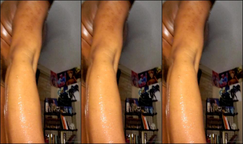 Itsmoeduh Happy Sunday Smoke With Me While I Dance For You Covered In Oil