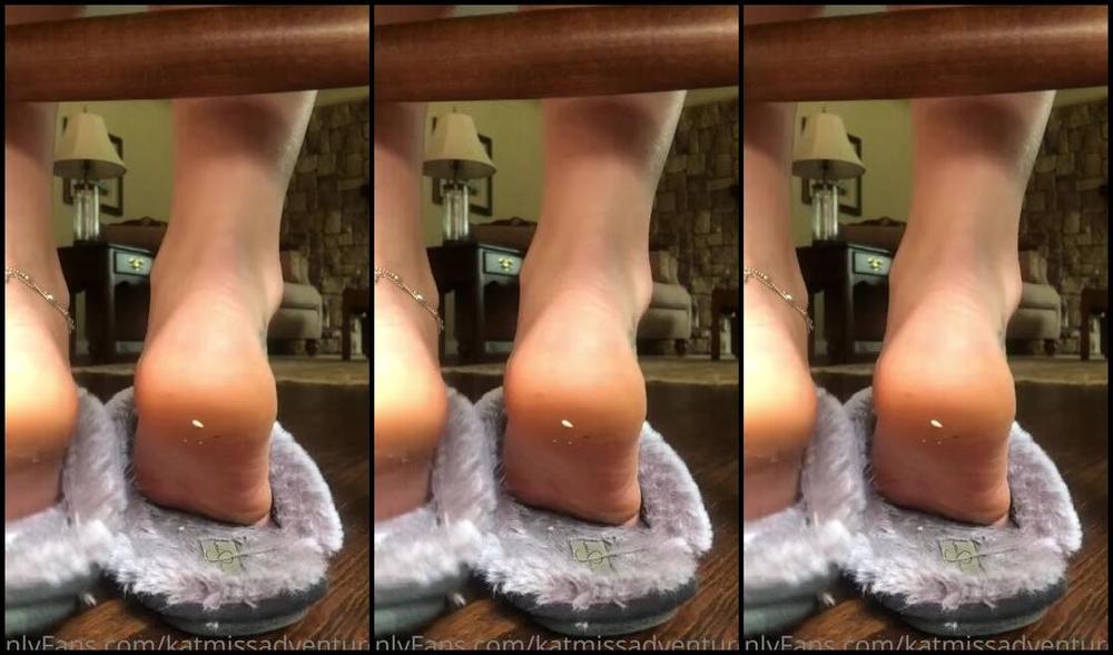 Adventuretoeskat Nicknamed Missadventuretoeskat Onlyfans I Know How Much You Like My Slippers As Close As You Will Ever Get To These Soles