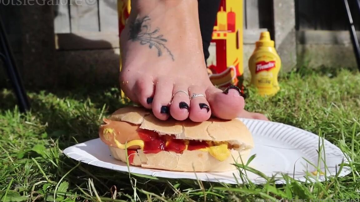 Footsiegalore Onlyfans Sausage Squishing Fun Im Going To Squeeze The Sauces For Your Hot Dog With My Feet Then Persona R8