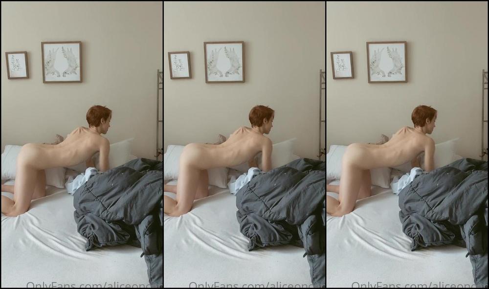 aliceoncam-12-10-2020-1062883648-pov-gfe-your-girlfriend-changes-the-sheets-while-you-game-so-you-can-eat-her-out-on-clean