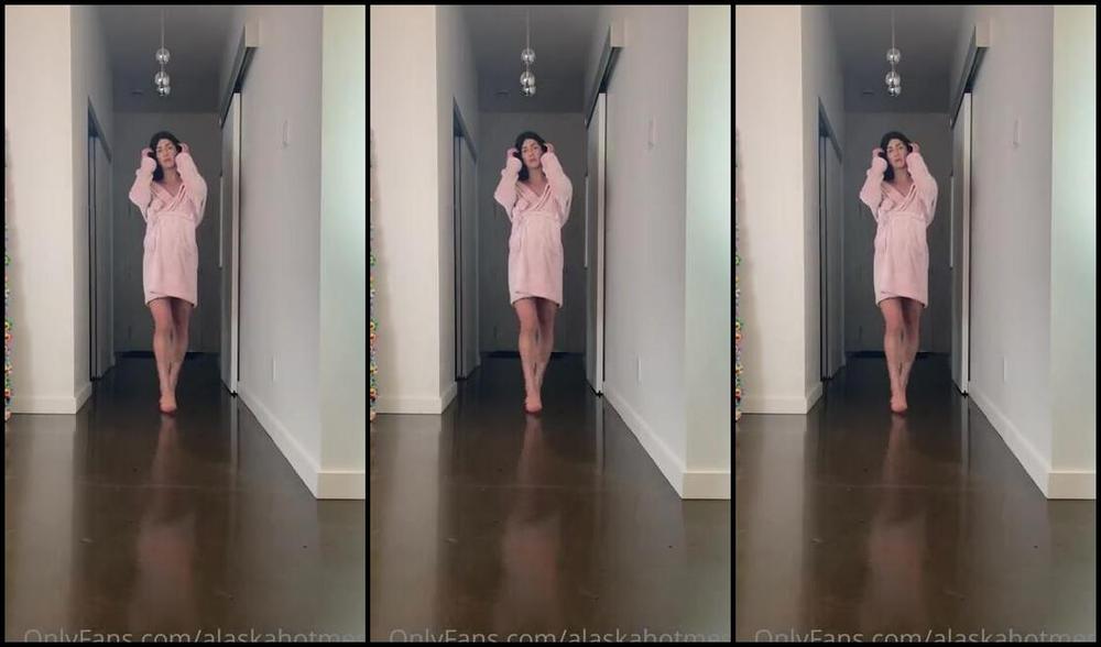 Goddess Alaska Nicknamed Alaskahotmess Onlyfans This Is What The Girl Of Your Dream Looks Like With A Cock In Between Her Legs