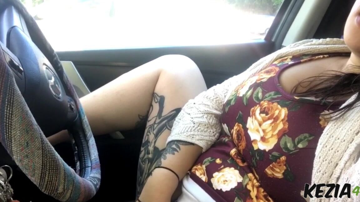 Kezia Public Exhibitionist Cums In Parking Lot
