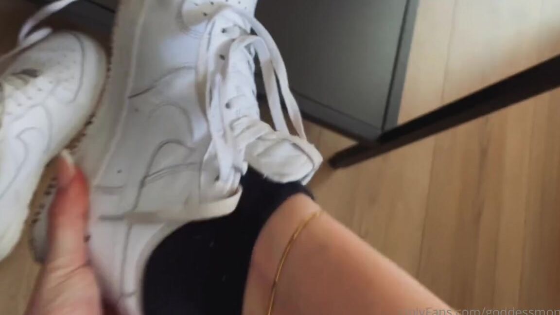 Goddessmona 91 Onlyfans Meine Wohnung Wird Grad Renoviert Und Ich Wre Nicht Ich Wenn Mein Neuer Wohnzimmertisch Nicht Sofp