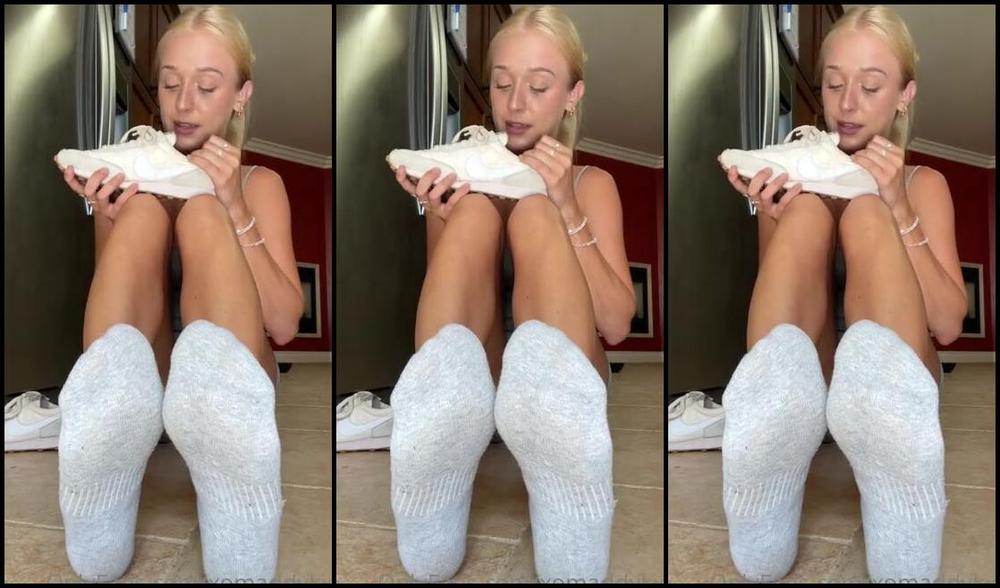 Goddess Kaylee Aka Xomaddykxo Onlyfans Crazy Girl Loves Smelling Her Stinky Soles Let S Sniff Them Together Apologies For The Late Postp