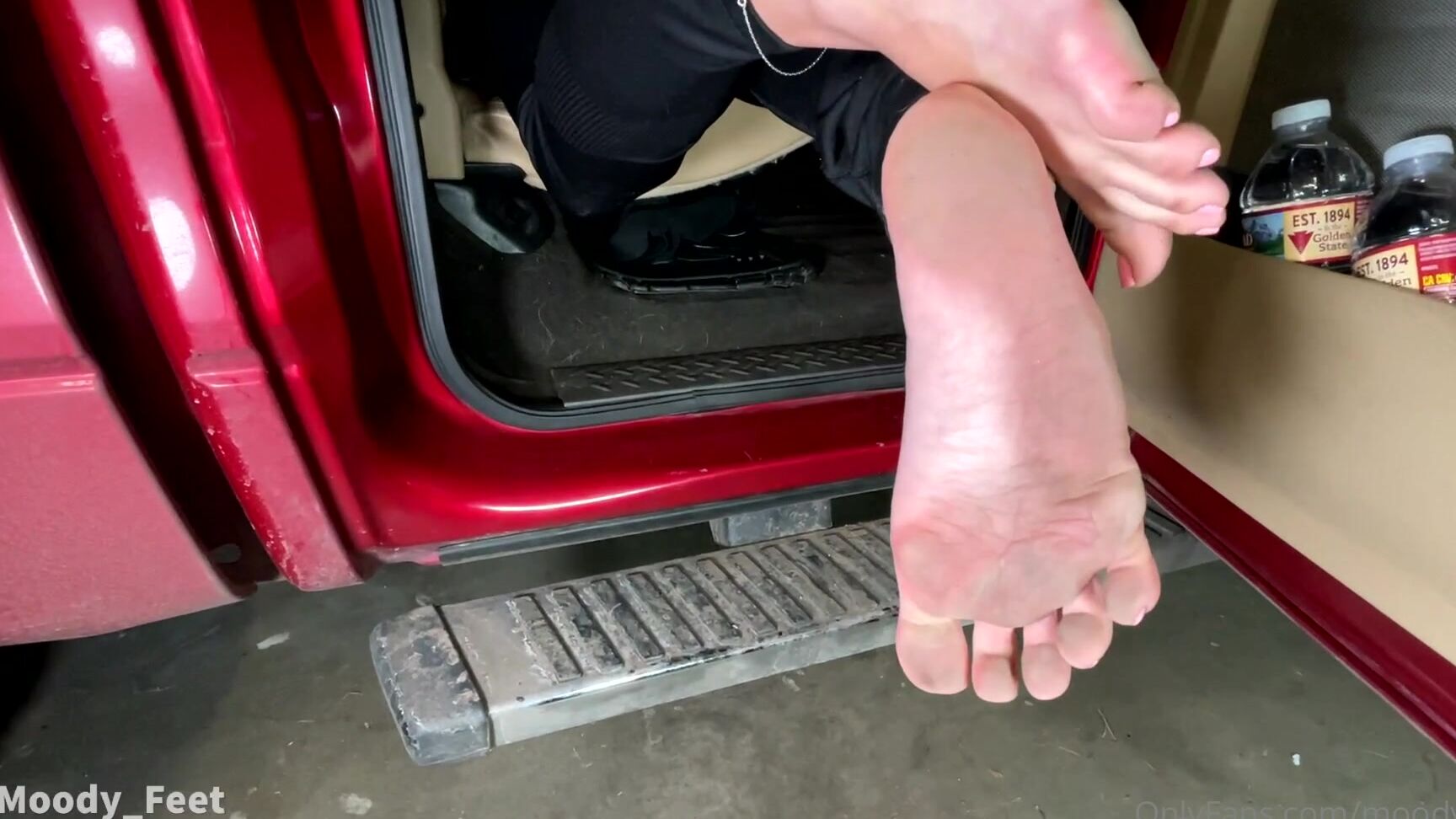 moodyfeet-23-01-2021-2013357625-my-feet-got-so-dirty-cleaning-the-car