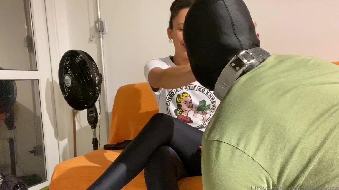 Mistress V Black Nicknamed Mistressvblack Onlyfans Smell It Doormat Luxuryfetishdollsbrazil