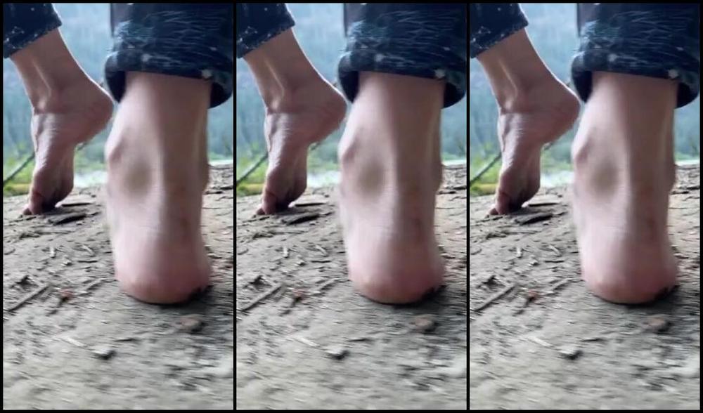 Lezlyan Nicknamed La Little Dancer Feet Onlyfans Does This Make You Feel Small Run Along With Me As I Tiptoe Along The Riverbank