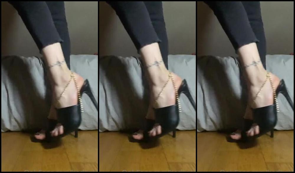 Goddessgaelle Nicknamed Badgaelle Onlyfans Dballage De Mes Nouvelles Mules Dans Les Mains Hh