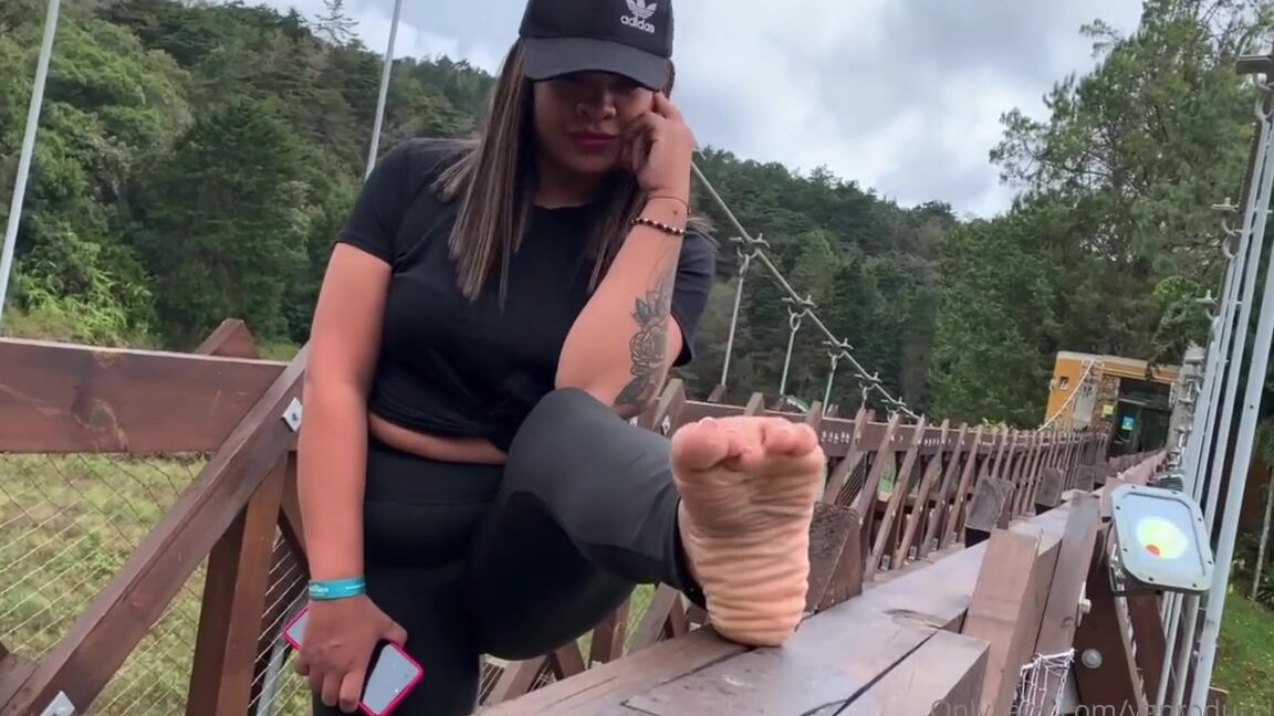 Latinfeetproducciones Nicknamed Latinfeetproduccione 07 29 2022 Onlyfans Video Feetpocahontas Exhibiendo Sus Pies Sudorosos Al Aire Libre