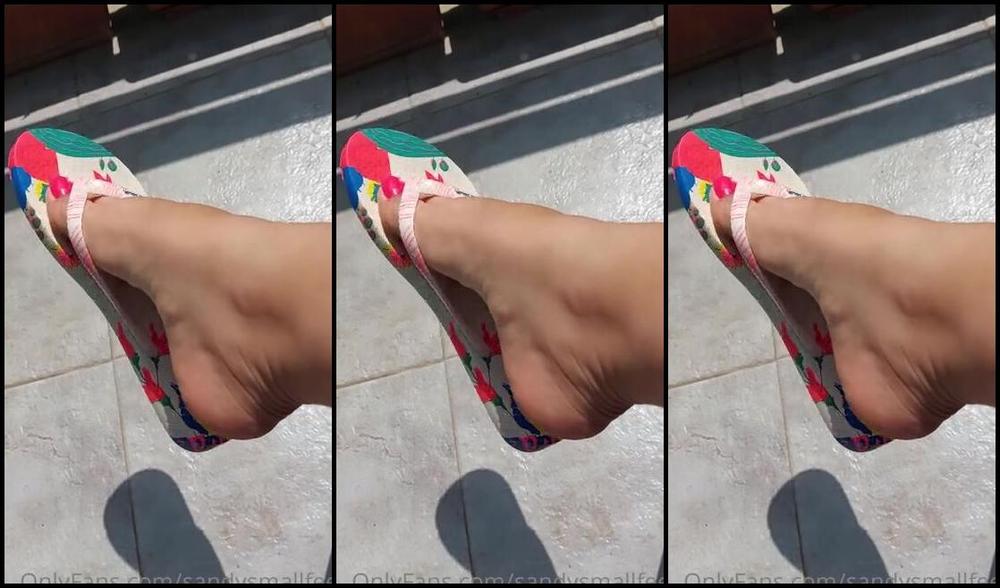 Mica Sandy Nicknamed Sandysmallfeet Onlyfans It Was So Crowded Outside So Here Is A Quick Dangle