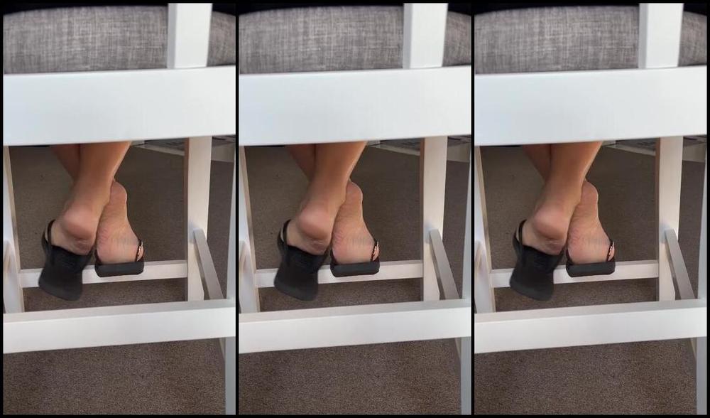 Deedeericanfeet 05 01 2024 Onlyfans Video As Requested Under The Chair Flip Flop Tease