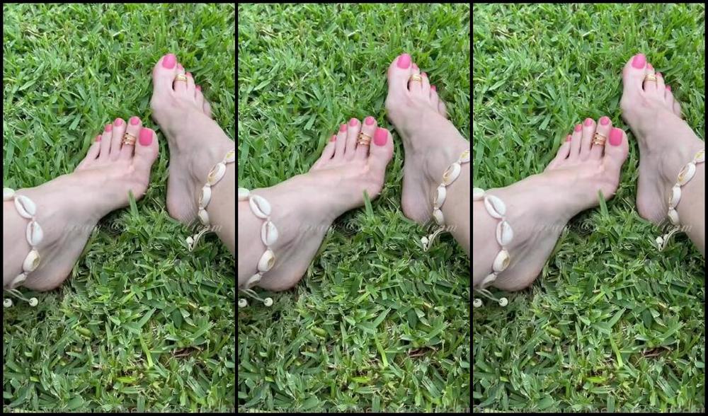 Thegingerdream Nicknamed Theginger Dream Onlyfans Some Barefoot Fun Outside In The Grass