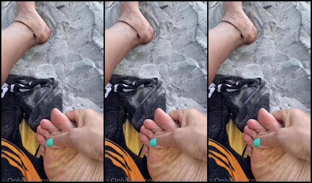 Mistress V Black Nicknamed Mistressvblack Onlyfans Today Was The Day To Get Tan On The Beach The Whole Beach Just For Me Too Much Sweating On My Bo 1